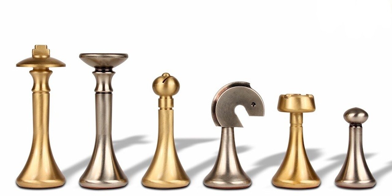 15b_chess_pieces_both_colors_900x450_logo__54373.1430520827
